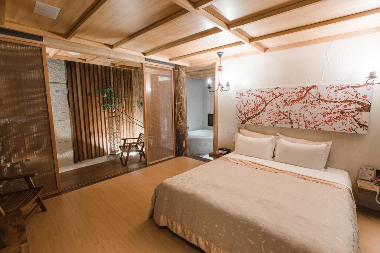 Motel Stars Taichung Exterior photo